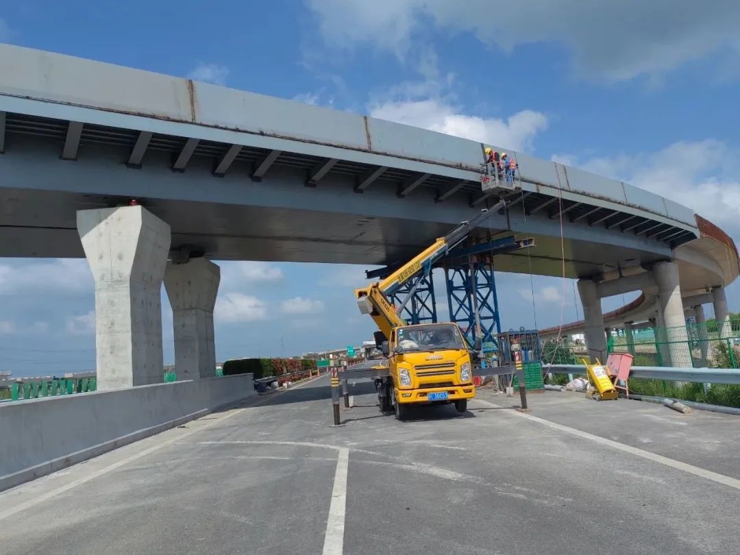 ​绕城高速骑岸枢纽跨洋通高速南半幅架梁施工全部完成